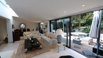 Smart TV, fireplace, music library, printers