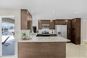 Fridge, microwave, oven, stovetop - VRCC Villa Sea Breeze - tropical retreat (Cape Coral)