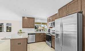 Fridge, microwave, oven, stovetop - VRCC Villa Sea Breeze - tropical retreat (Cape Coral)