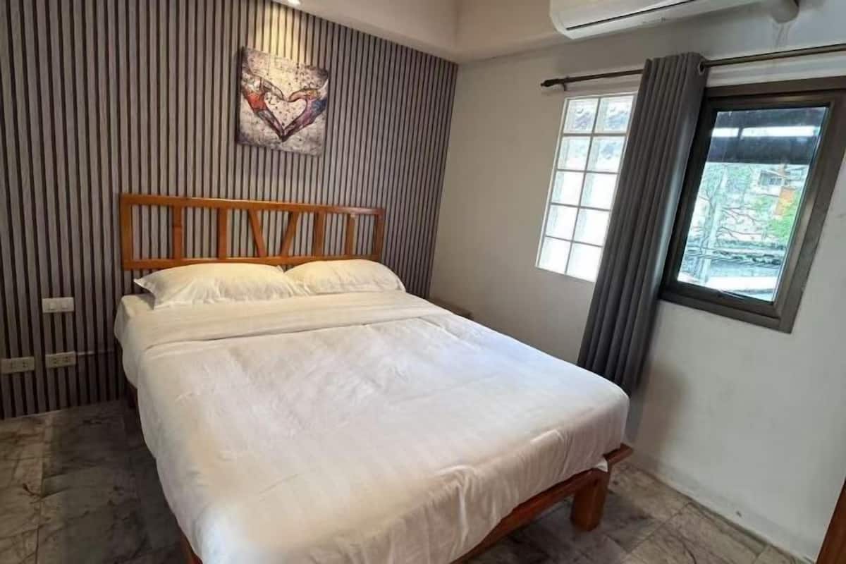 Meja kerja, ruang kerja ramah laptop, dan tempat tidur lipat/tambahan