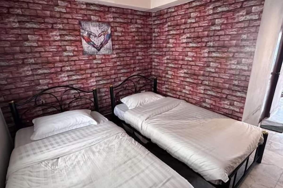 Meja kerja, ruang kerja ramah laptop, dan tempat tidur lipat/tambahan