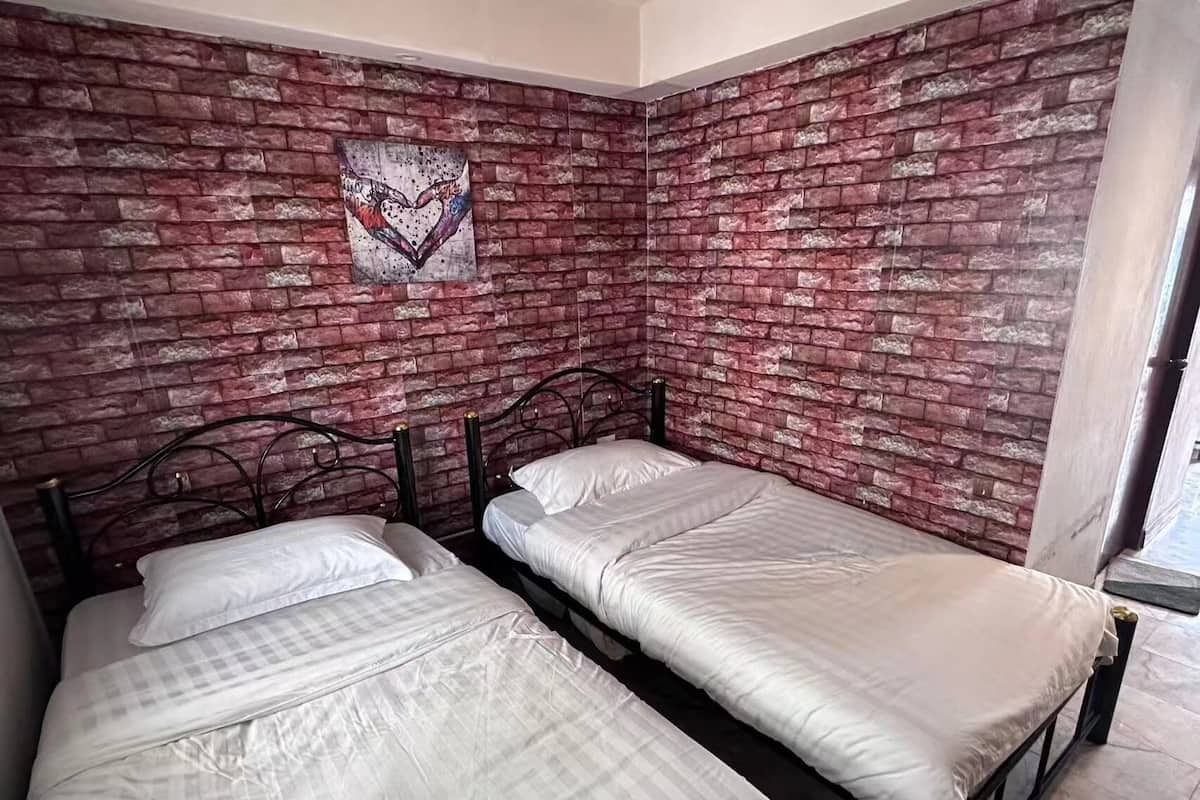 Eenvoudige kamer, 1 twee- of 2 eenpersoonsbedden, 1 slaapkamer | Een bureau, een laptopwerkplek, extra bedden, gratis wifi