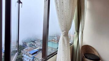 Premium-Doppelzimmer, Bergblick | Laptopgeeigneter Arbeitsplatz, kostenloses WLAN