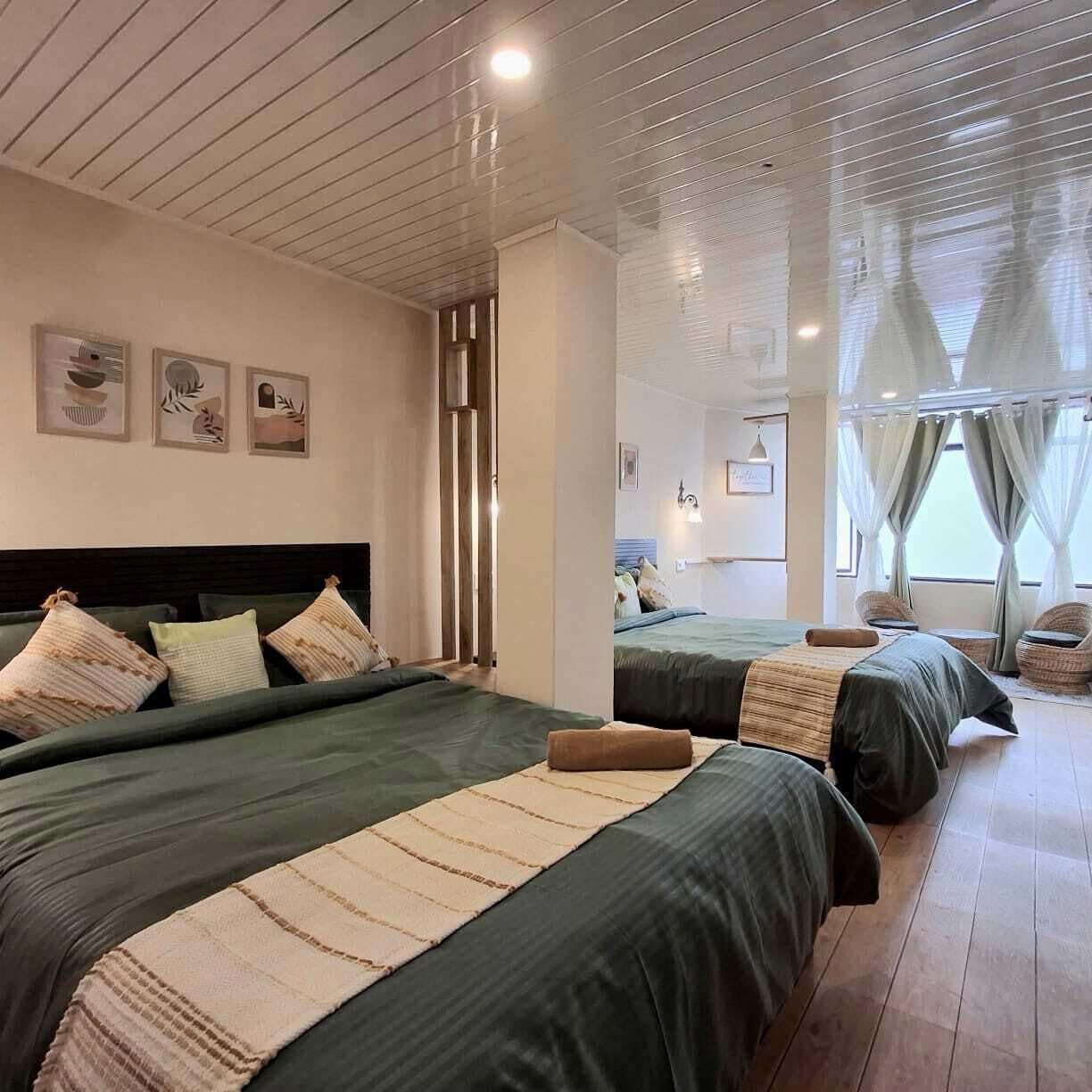 Habitación familiar con 2 camas individuales, vista a la montaña | Espacio para trabajar con laptop y wifi gratis 