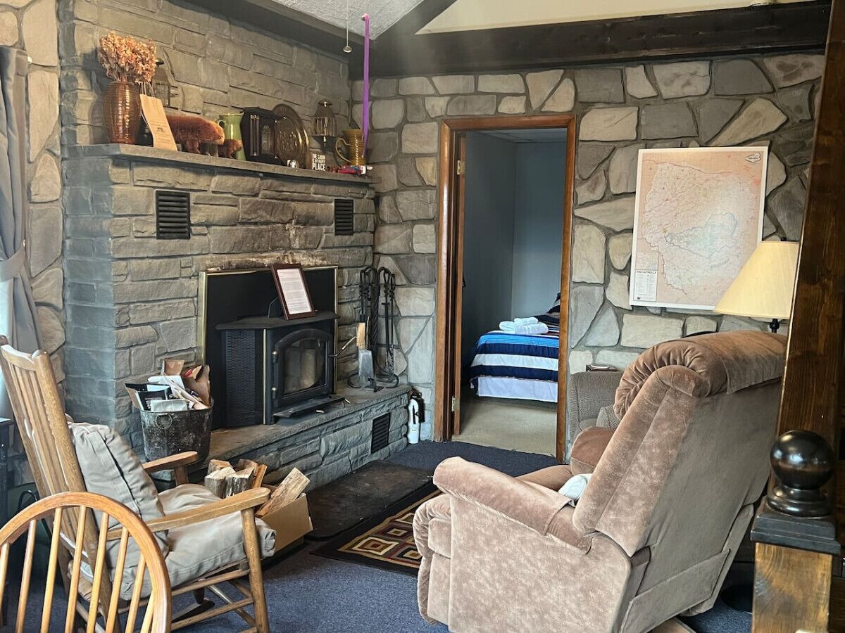 Fernseher, Kamin, Bücher