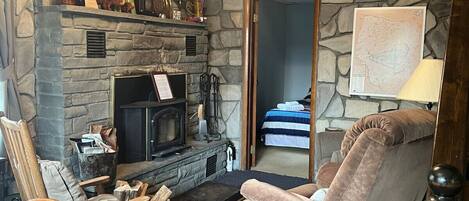 電視、壁爐、書籍