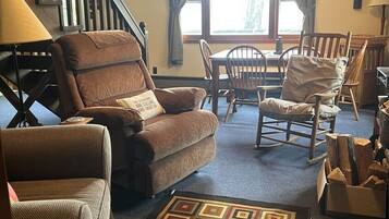 Televisio, takka, kirjoja