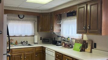 Coffee/tea maker, fridge, microwave, oven