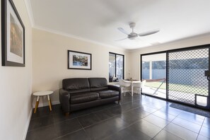 Books - Bedroom 1: Ensuite: Free Wifi : AirCon : QueenBed (Midvale)