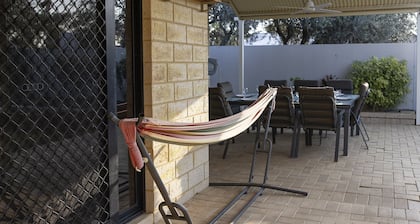 Bedroom 1: Ensuite: Free Wifi : AirCon : QueenBed