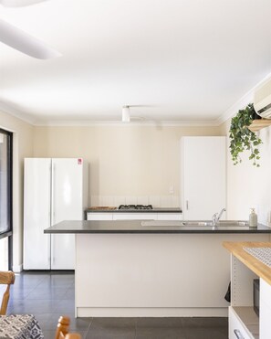 Fridge, microwave, oven, stovetop - Bedroom 1: Ensuite: Free Wifi : AirCon : QueenBed (Midvale)