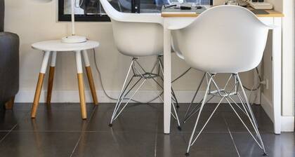 Bedroom 1: Ensuite: Free Wifi : AirCon : QueenBed