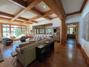 Smart TV, fireplace, DVD player, books