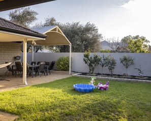 Terrace/patio - Bedroom 3: Free WIFI, 2 Single Beds, Ceiling Fan (Midvale)