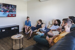 Books - Bedroom 3: Free WIFI, 2 Single Beds, Ceiling Fan (Midvale)