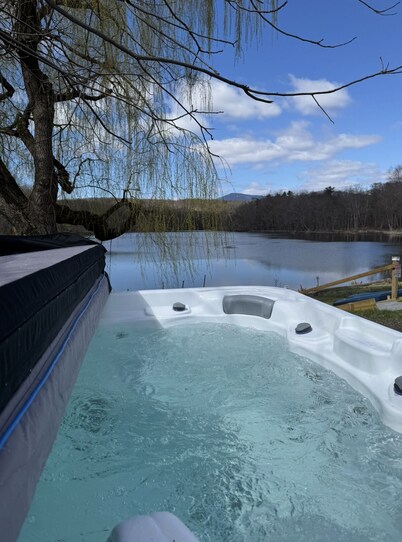 Creekfront Large 5BR Private Hot Tub Kayaks Sauna Arcade Pet Friendly