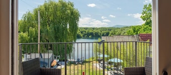 Private Catskills Waterfront Mountain Views• Hot Tub • Sauna • Kayaks • Fire Pit
