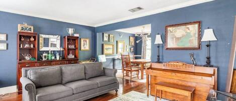 Una Smart TV, una chimenea, libros, un reproductor estéreo