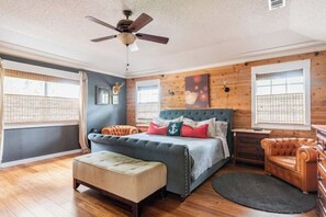 3 bedrooms, desk, iron/ironing board, travel crib