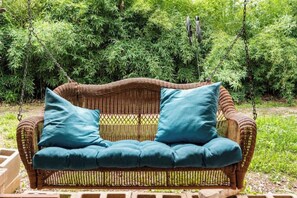 Property grounds - Tranquil Family Retreat in NW Austin, Hot Tub, Office, & Backyard Escape (Austin)