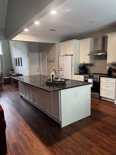 Charming 3-bed, 2-bath house in Mableton with Wi-Fi, seasonal pool, firepit