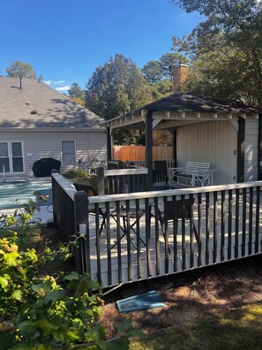 Property grounds - Charming 3-bed, 2-bath house in Mableton with Wi-Fi, seasonal pool, firepit (Mableton)