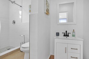 Douche, sèche-cheveux, serviettes fournies, savon