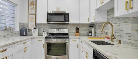 Kylskåp, mikrovågsugn, ugn och spishäll