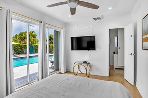 4 bedrooms, iron/ironing board, travel crib, free WiFi - Delray Bch Retreat-heated pool mini Golf 5 min to Downtown & Beach, Pet friendly (Delray Beach)