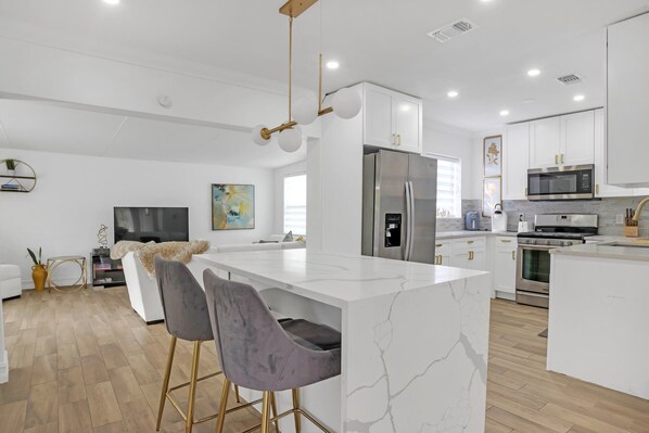 Fridge, microwave, oven, stovetop - Delray Bch Retreat-heated pool mini Golf 5 min to Downtown & Beach, Pet friendly (Delray Beach)