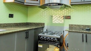 Apartemen Comfort, pemandangan bukit | Dapur pribadi