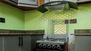 Apartemen Comfort, pemandangan bukit | Dapur pribadi