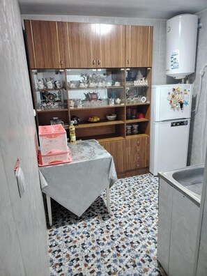Geladeira grande, micro-ondas, fogão, cooktop