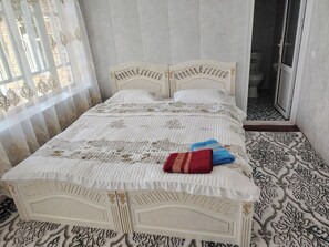 Desk, laptop workspace, soundproofing, iron/ironing board - Mokhira Guest House (Samarkand)