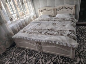 Desk, laptop workspace, soundproofing, iron/ironing board - Mokhira Guest House (Samarkand)