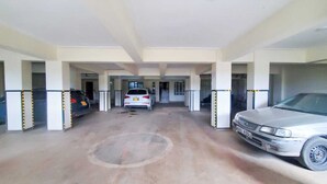 Un aparcamiento con varios niveles y columnas, mostrando coches estacionados en distintos pisos.