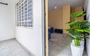 Deluxe Apartment, City View | Living area | 24-inch Smart TV with digital channels - Lux Suites PJ's Apartments Ruiru  (Ruiru)