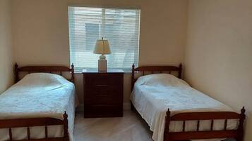3 Schlafzimmer, Zimmersafe, Schreibtisch, Bügeleisen/Bügelbrett