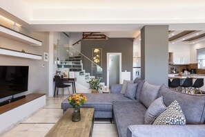 Smart TV, fireplace, table tennis, stereo