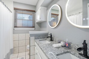 Dusj, håndklær, såpe og sjampo