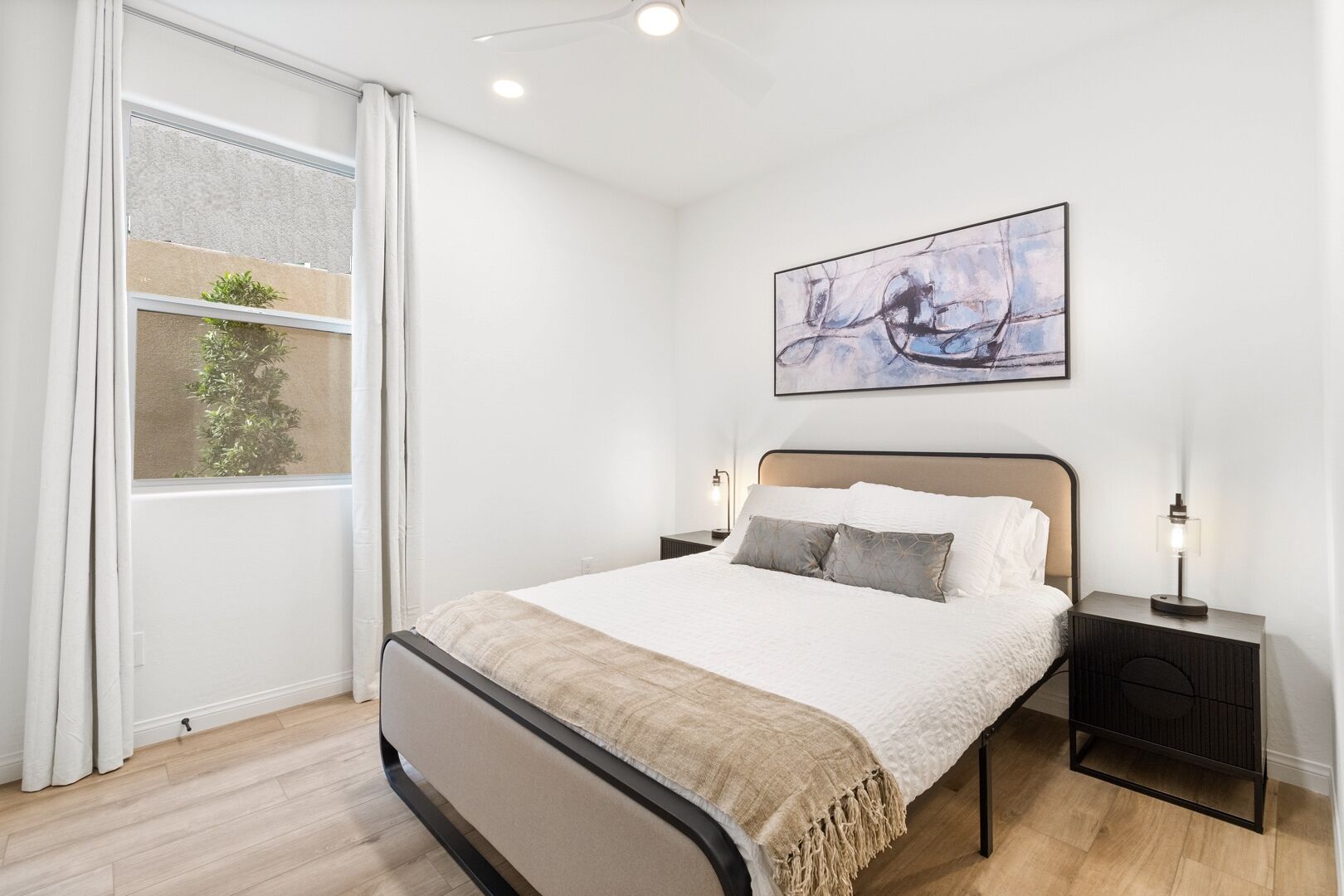 5 bedrooms, desk, travel crib, WiFi