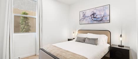 5 bedrooms, desk, travel crib, WiFi