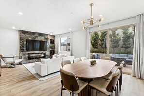 Interior - Gated,new 5bed home in Vegas Summerlin (Red Rock Casino area),w/ Hot Tub,BBQ,etc (Las Vegas)