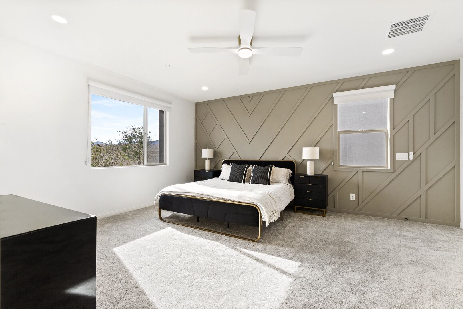 5 bedrooms, desk, travel cot, WiFi