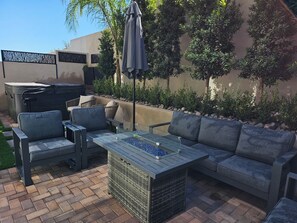 Terrace/patio - Gated,new 5bed home in Vegas Summerlin (Red Rock Casino area),w/ Hot Tub,BBQ,etc (Las Vegas)