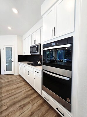 Jääkaappi, mikroaaltouuni, uuni, liesi