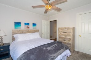 3 chambres, bureau, fer et planche à repasser, lit parapluie