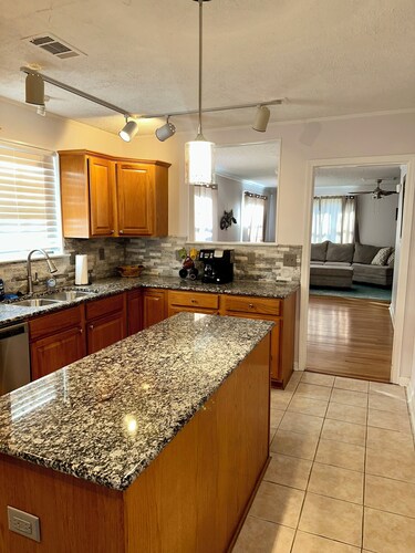 Cozy Bungalow 3bdrm, 2.5ba, Courtyard