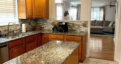 Cozy Bungalow 3bdrm, 2.5ba, Courtyard