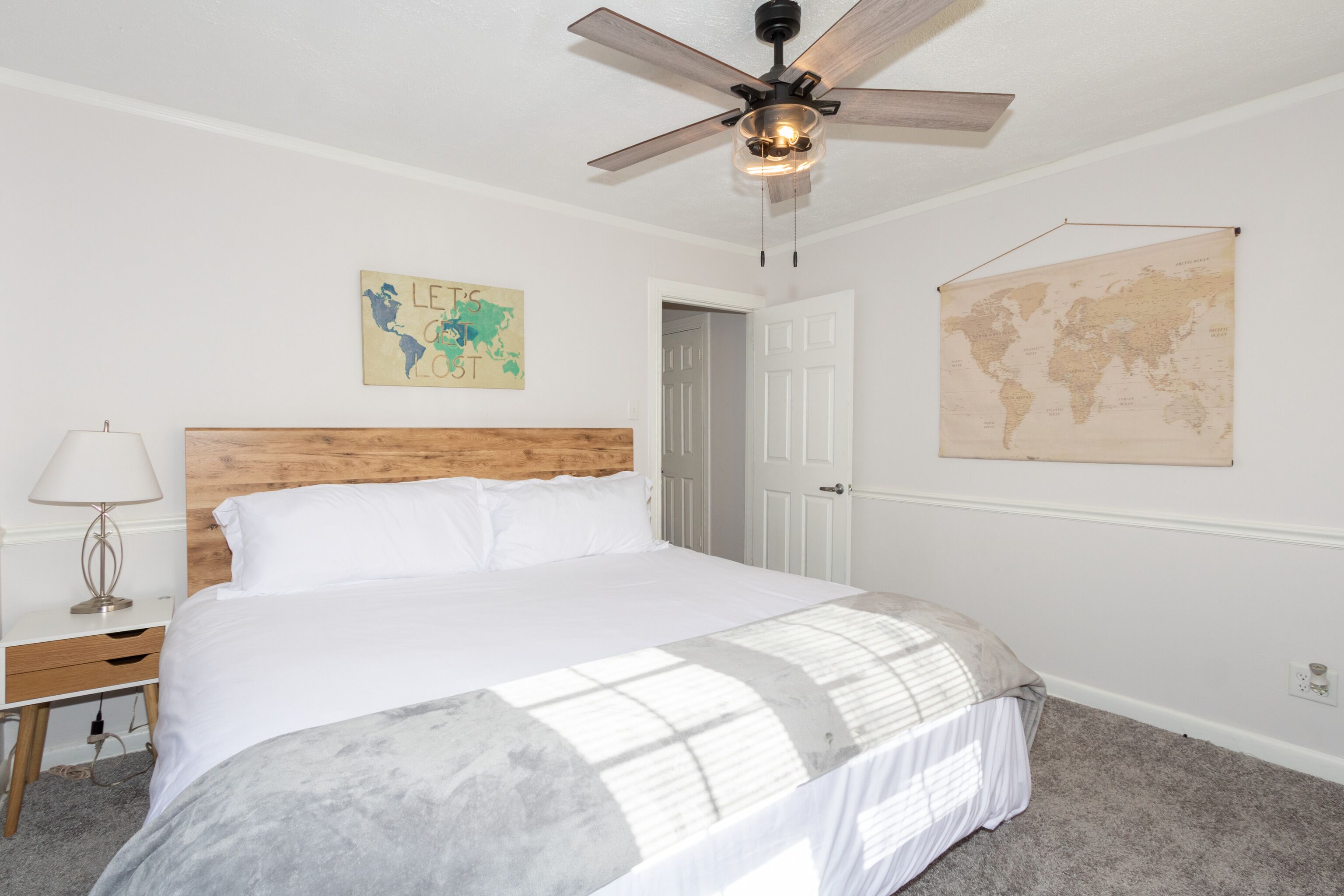 3 chambres, bureau, fer et planche à repasser, lit parapluie